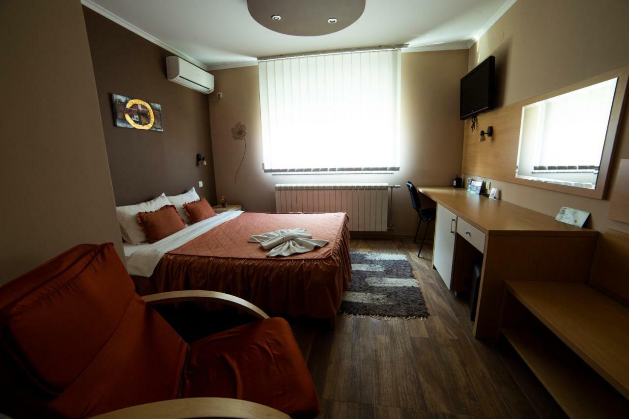 Garni Hotel Lama Крагуєваць Екстер'єр фото